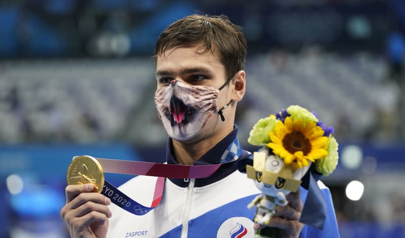 Jevgenij Rylov, ruský plavec, vypálil ostatním rybník a ve znaku získal zlato na 100 i 200 metrech. Daleko více než medaile na krku se vyjímala jeho rouška.