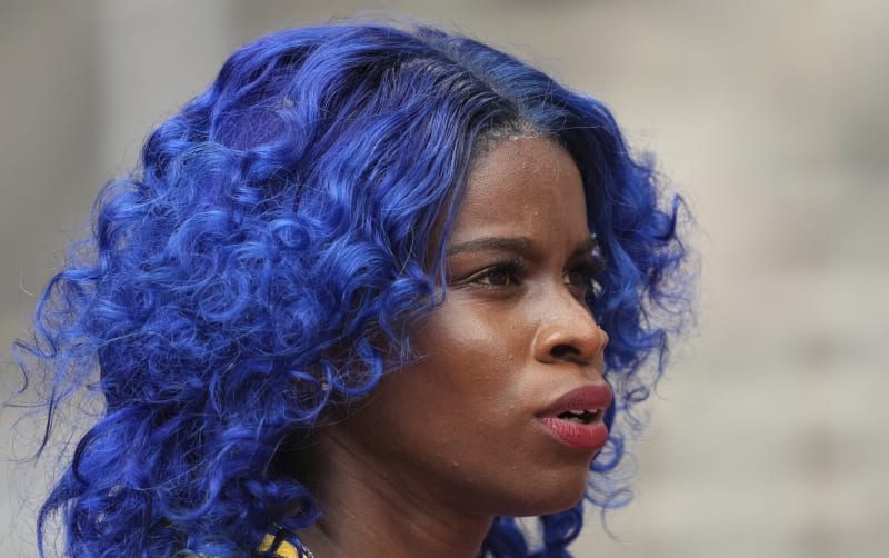 Překážkářka Tia-Adana Belleová dokonala sladila barvu vlasů s dresem reprezentace Barbadosu.