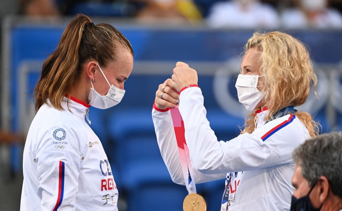 Kateřina Siniaková dává na krk zlatou medaili své parťačce Barboře Krejčíkové.