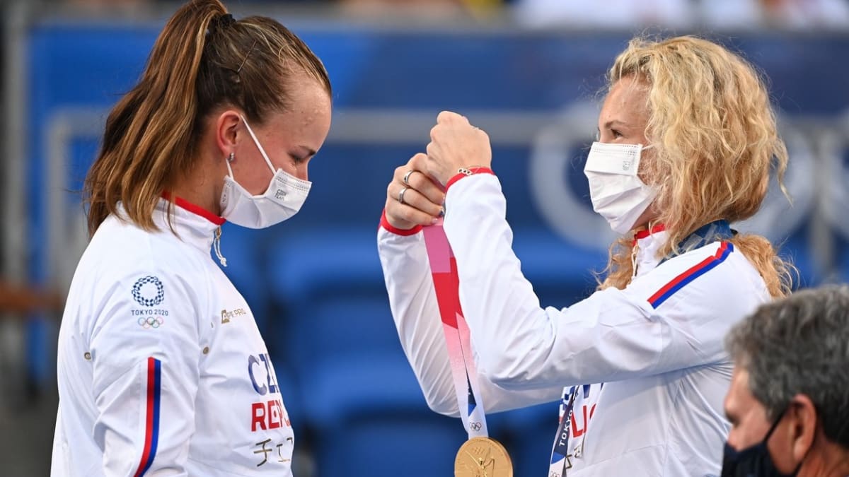 Kateřina Siniaková dává na krk zlatou medaili své parťačce Barboře Krejčíkové.