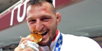Medaile nejsou k jídlu, vzkazují organizátoři. Proč olympionici koušou do trofejí?