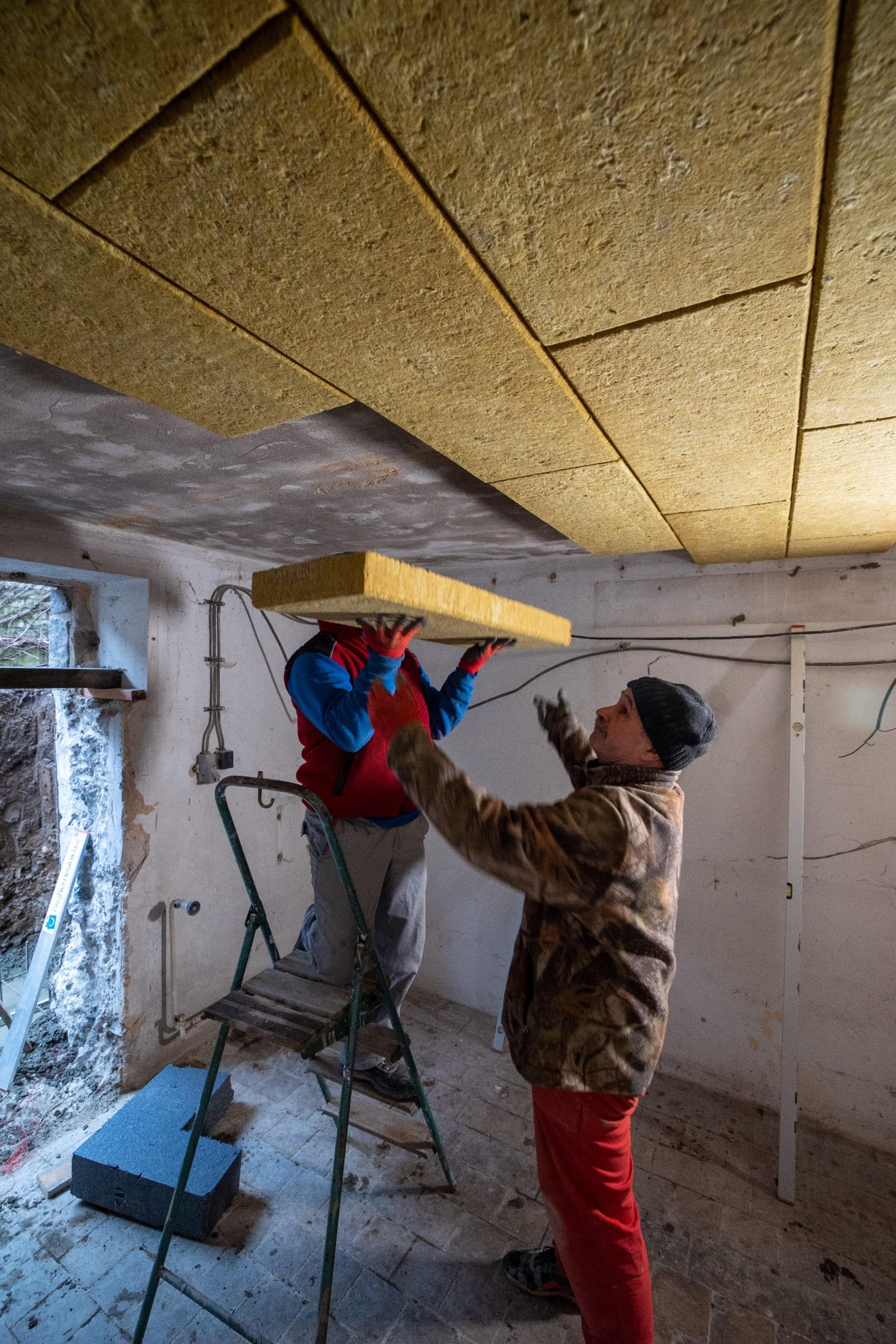 Izolace stropu v suterénu zamezí šíření chladu a vlhka do patra domu