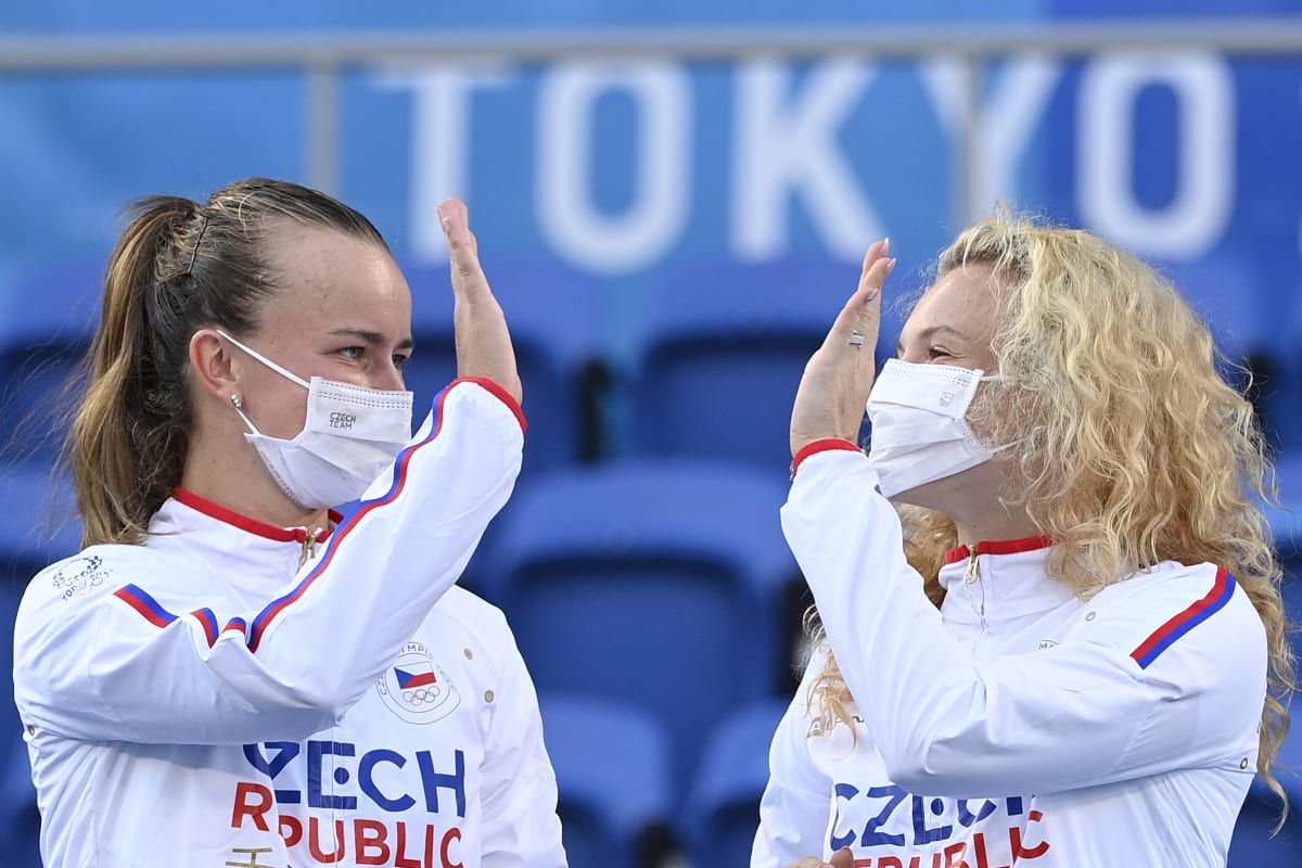 Tenistky Barbora Krejčíková (vlevo) a Kateřina Siniaková (vpravo) vyhrály na olympiádě v Tokiu zaté medaile ve čtyřhře.