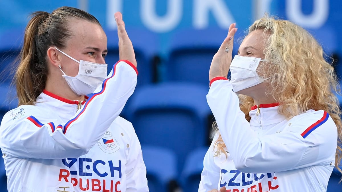 Tenistky Barbora Krejčíková (vlevo) a Kateřina Siniaková (vpravo) vyhrály na olympiádě v Tokiu zaté medaile ve čtyřhře.
