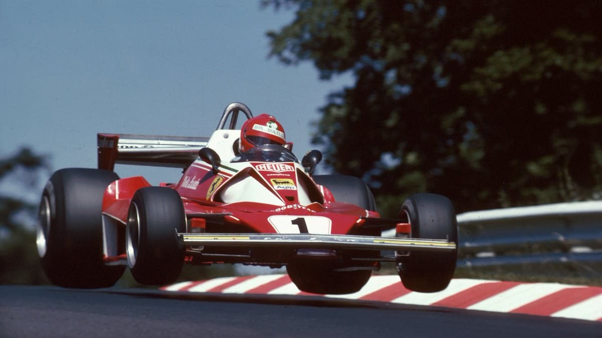 Ještě v tréninku na osudný závod předváděl Lauda svoji typicky precizní a efektivní jízdu. Skok v místě zvaném Pflanzgarten na okruhu Nürburgring patřil v té době k bontonu - kdo zde neskočil, jel buď pomalu, nebo špatně.
