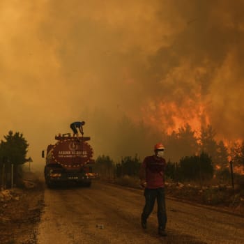 V tureckých letoviscích řádí požáry, ohrožují i cestovatele na dovolených.