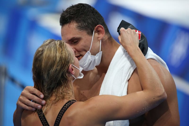 Florent Manadou a Pernille Blumeová oslavili své olympijské medaile dlouhým polibkem. 