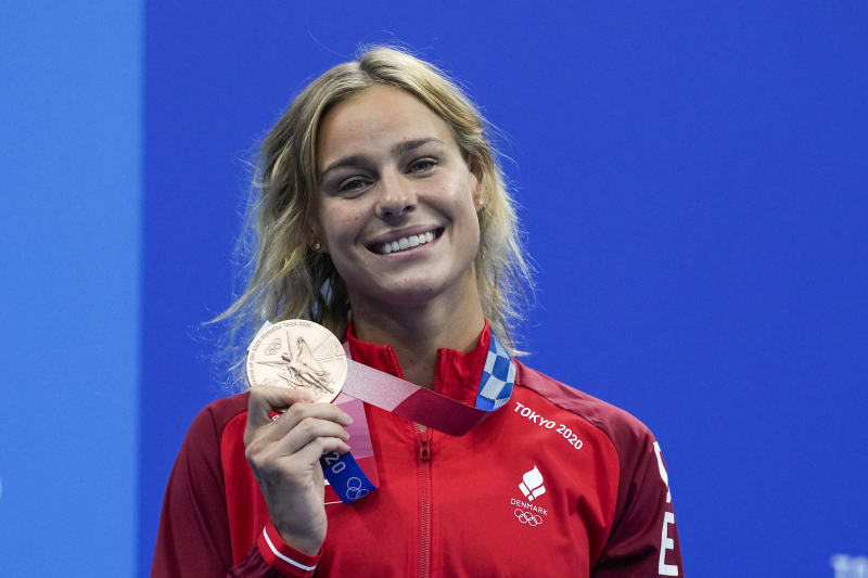 Dánka Pernille Blumeová slaví bronzovou medaili v závodě na 50 metrů volným způsobem.