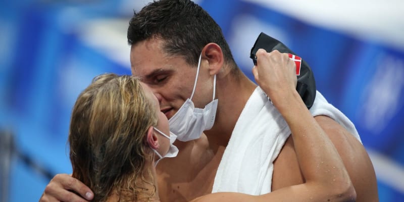 Florent Manadou a Pernille Blumeová oslavili své olympijské medaile dlouhým polibkem. 