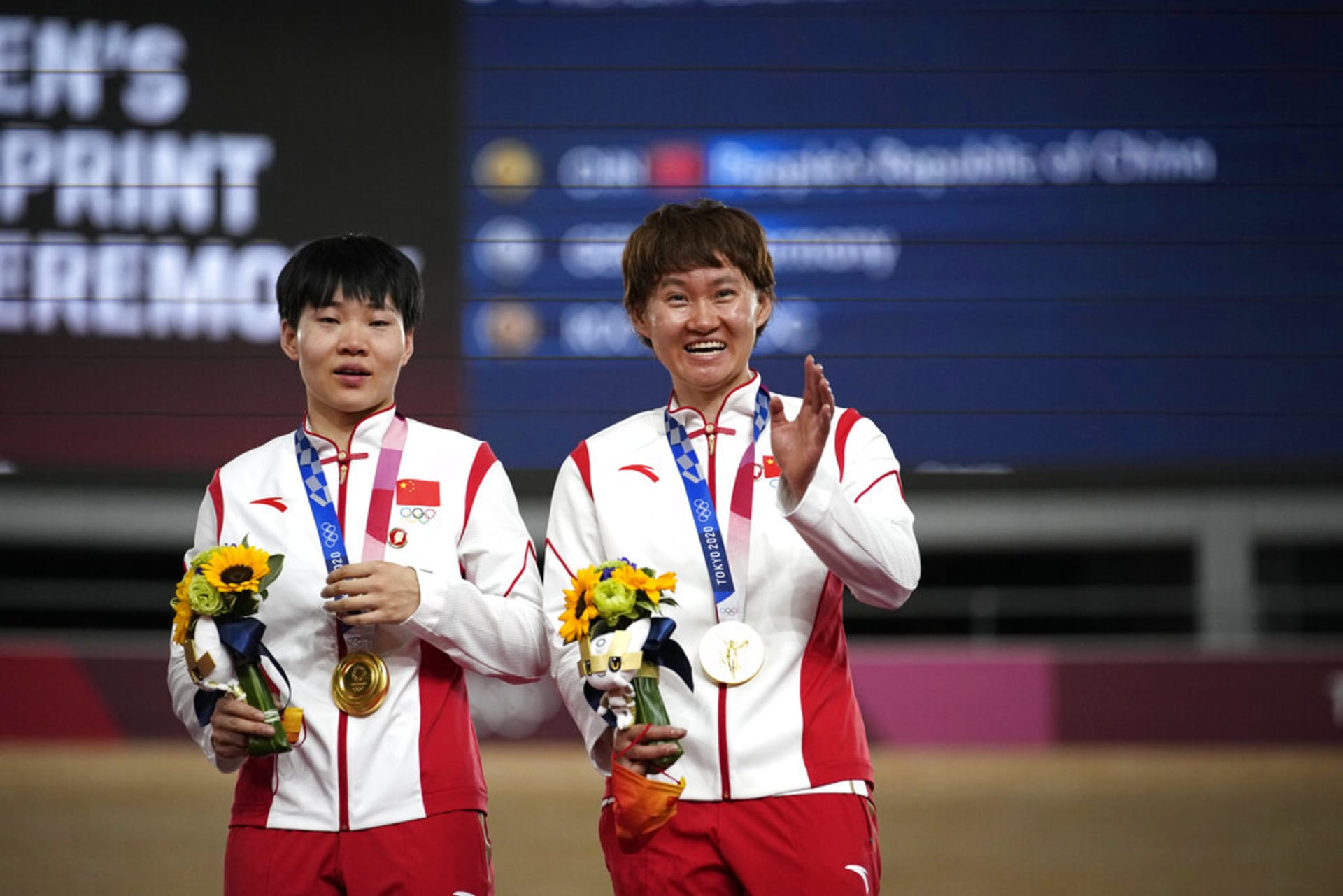 Zlaté medailistky z týmového sprintu v dráhové cyklistice Čung Tchien-š' a Pao Šan-ťü měly připnuté odznáčky s Mao Ce-tungem.