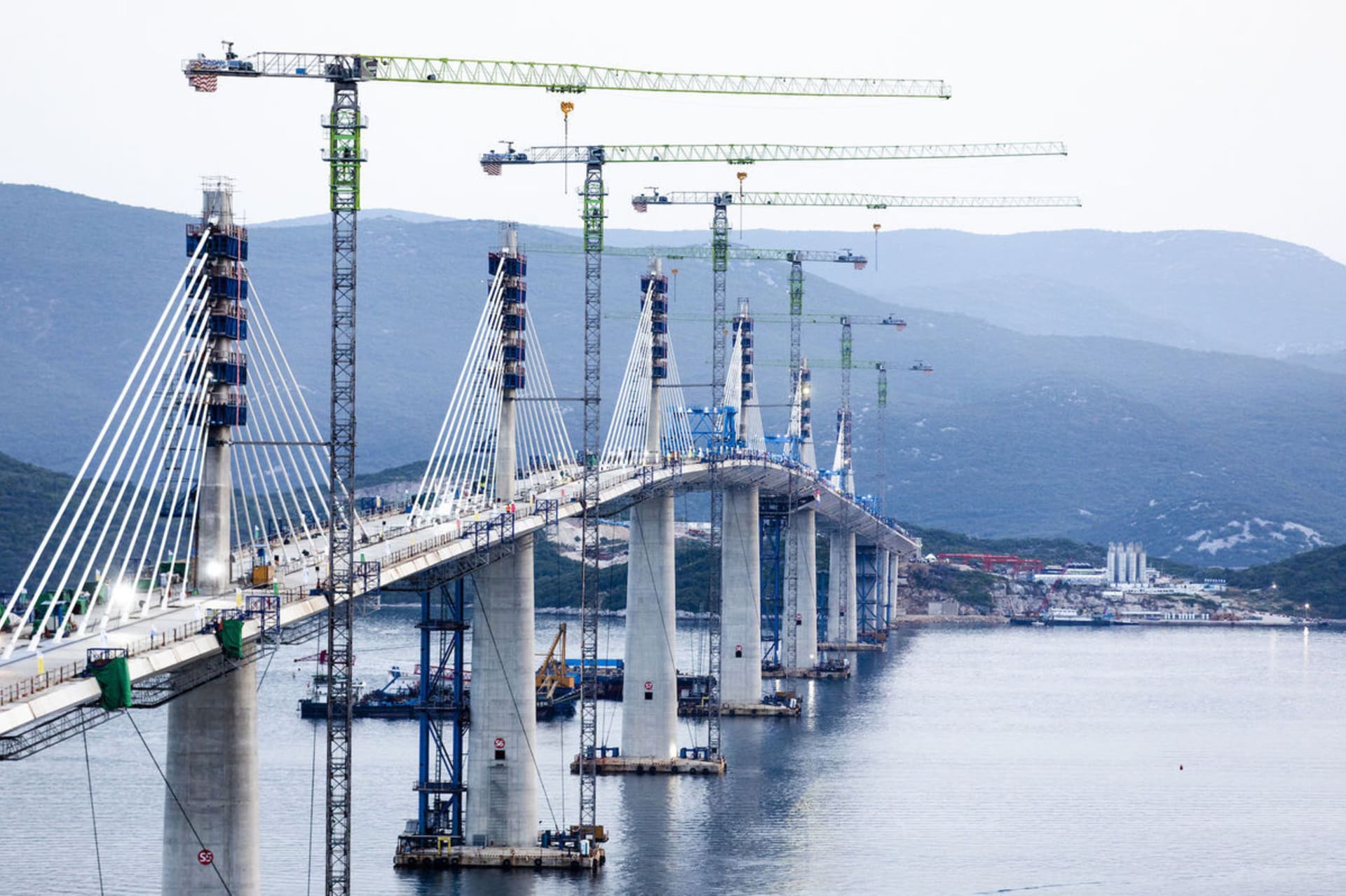Nový most přemostil hluboký pelješacký záliv, v budoucnu zlepší cestování na jih Chorvatska