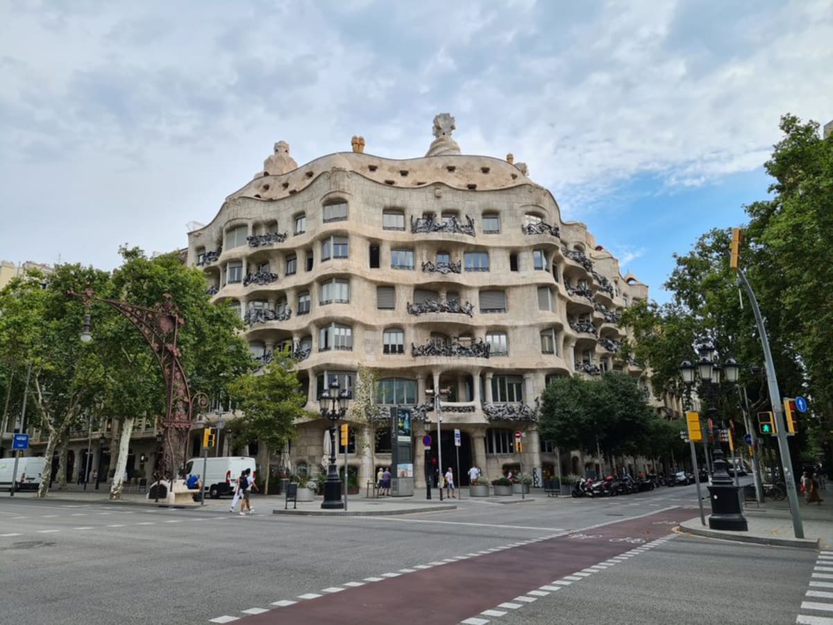 Casa Mil je budova známého architekta Antonia Gaudího v Barceloně ve Španělsku. 
