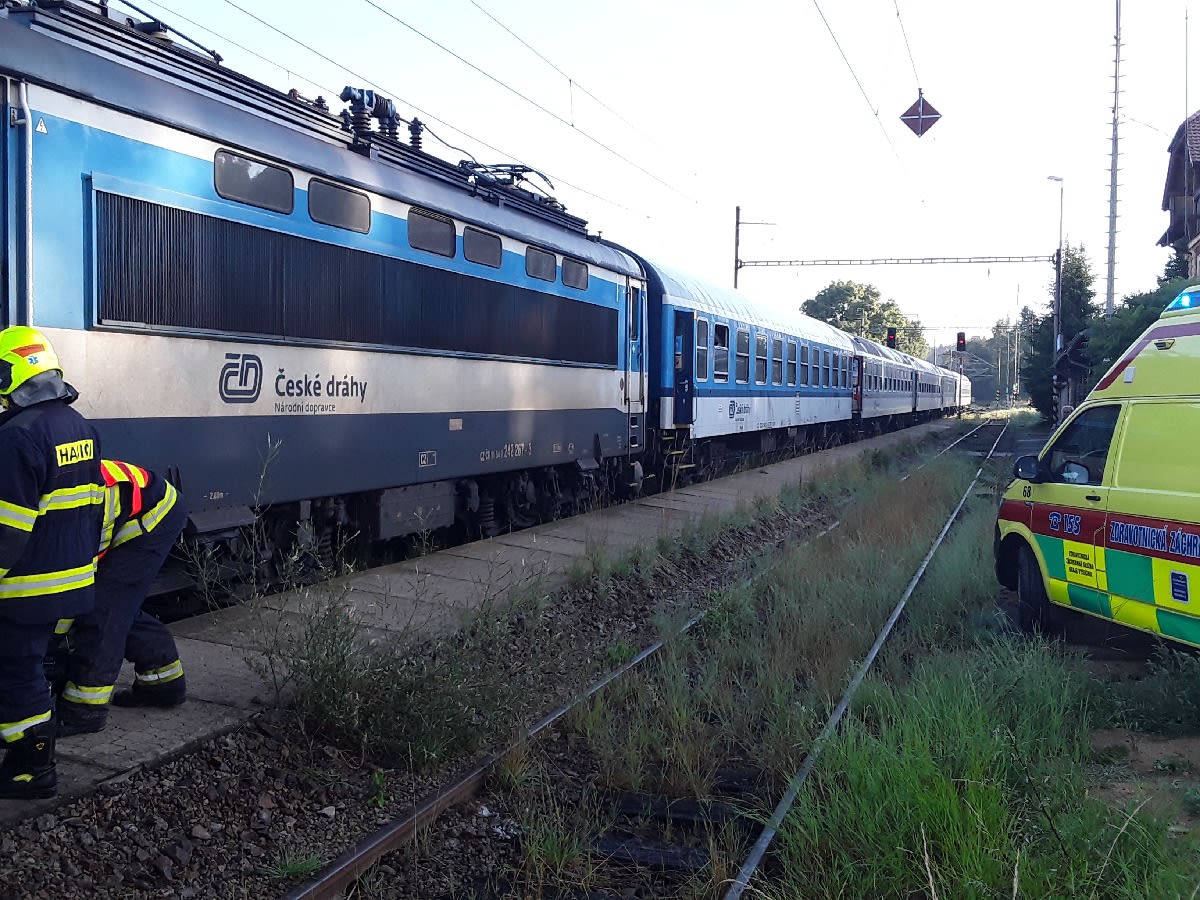 Mezi stanicemi Řevnice a Zadní Třebaň srazil vlak člověka, který na místě zemřel. (Ilustrační foto)