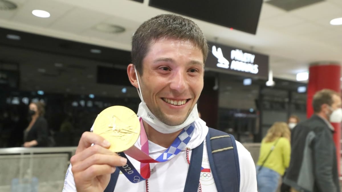 Slalomář Jiří Prskavec se svojí zlatou medailí.