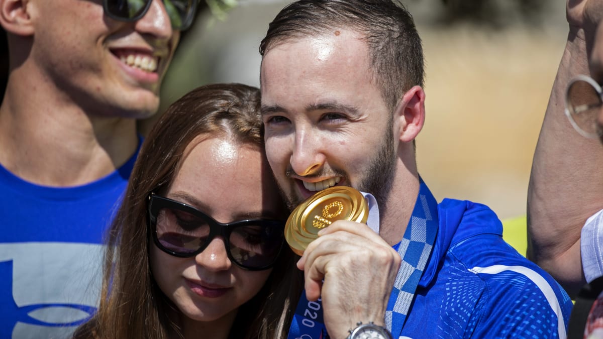 Zlatý medailista Artem Dolgopyat s přítelkyní po příletu do Izraele.