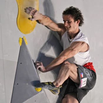 Adam Ondra v Tokiu během kvalifikace ve sportovním lezení.