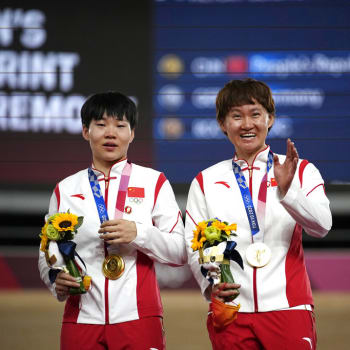 Zlaté medailistky z týmového sprintu v dráhové cyklistice Čung Tchien-š' a Pao Šan-ťü měly připnuté odznáčky s Mao Ce-tungem.