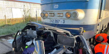 Vlak zdemoloval auto, řidiče vystřihávali a je vážně zraněný. Nehodu u Jihlávky vyšetřují