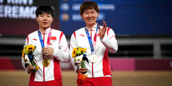 Další politika na olympiádě. Číňanky šly pro zlaté medaile s odznaky Mao Ce-tunga