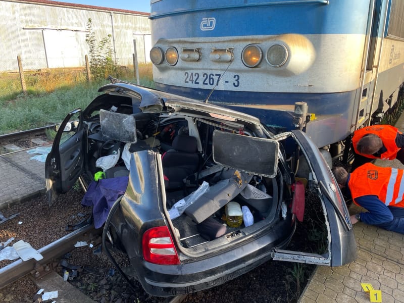 V úterý ráno se střetlo auto s vlakem u obce Jihlávka.