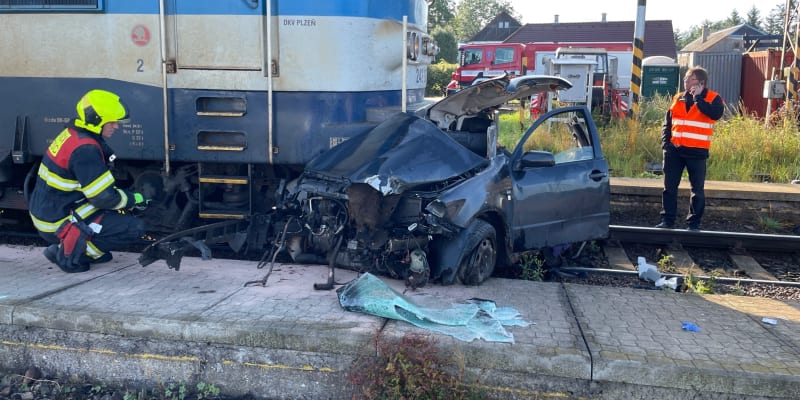 V úterý ráno se střetlo auto s vlakem u obce Jihlávka.