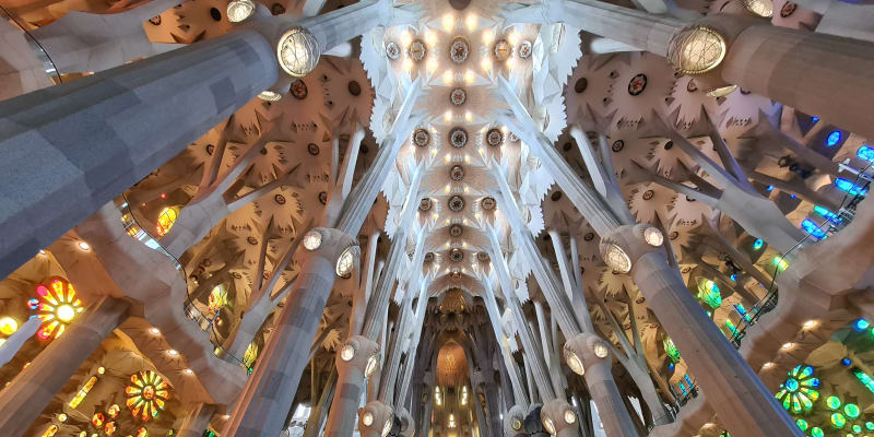 Chrám je nejvýznamnější stavbou slavného katalánského architekta Antonia Gaudího.