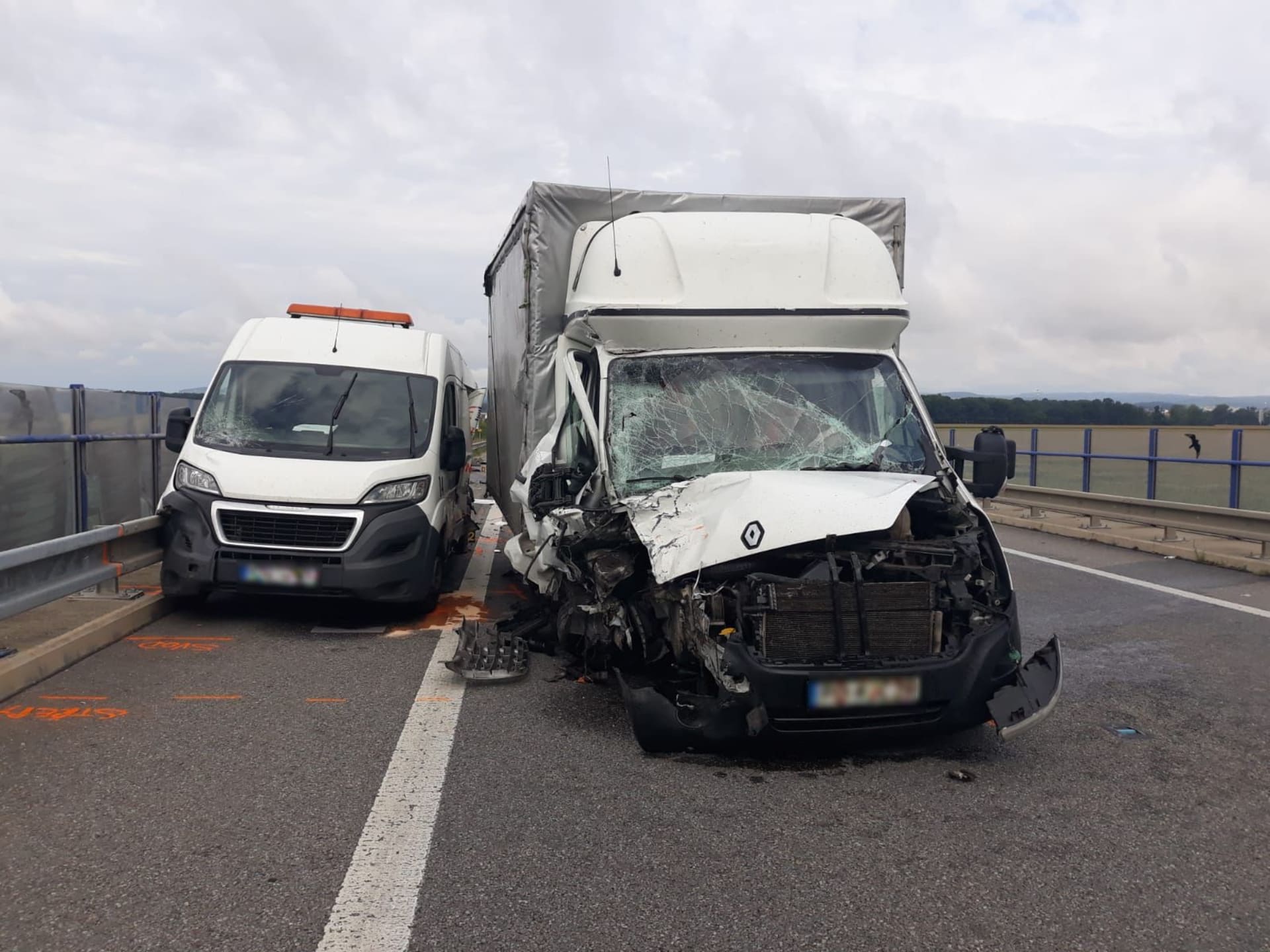 Dva lidé zemřeli při srážce nákladního automobilu a dodávky v Kunovicích na Uherskohradišťsku.
