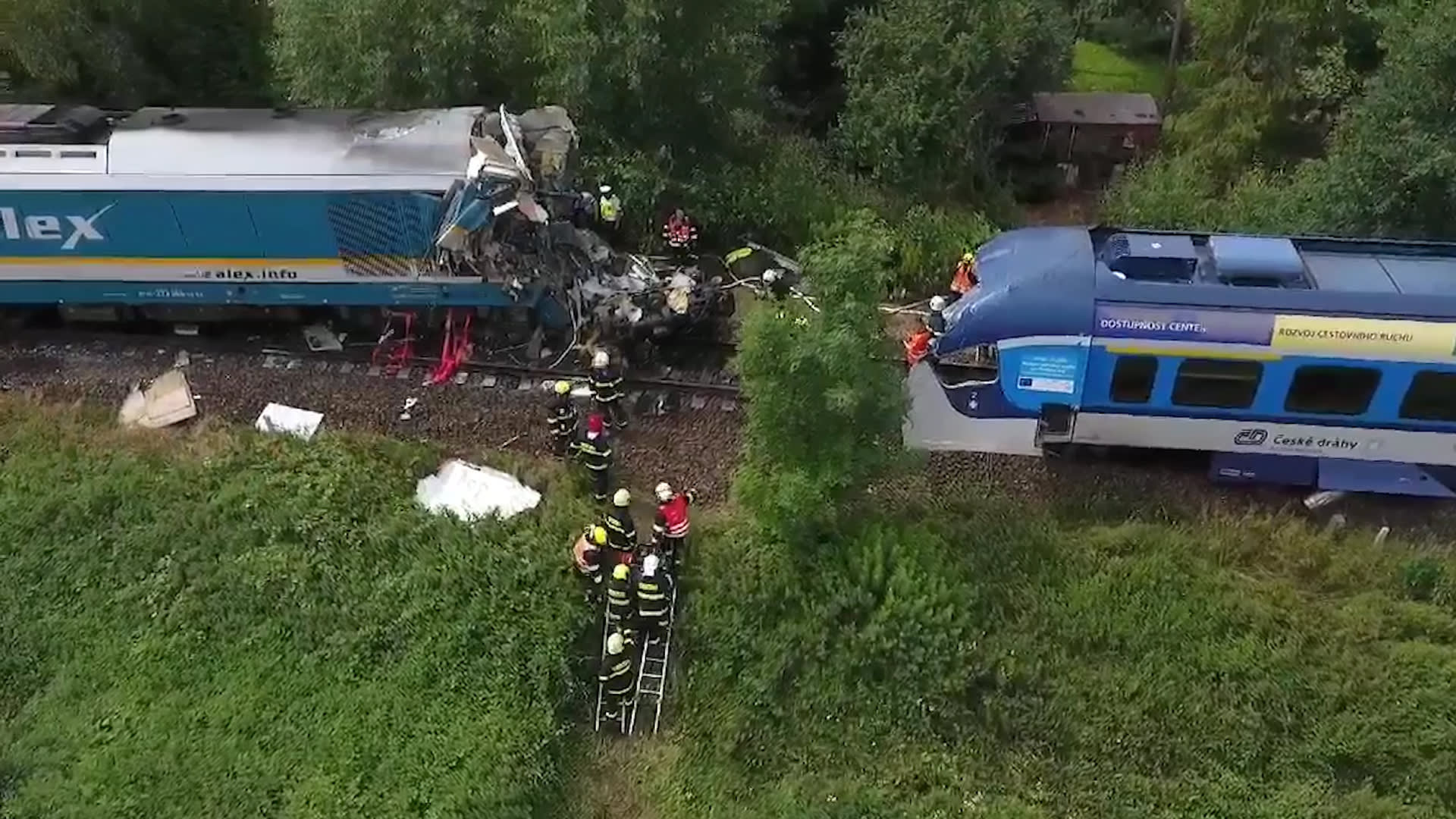 Při akci u železniční nehody pomáhaly desítky hasičů.