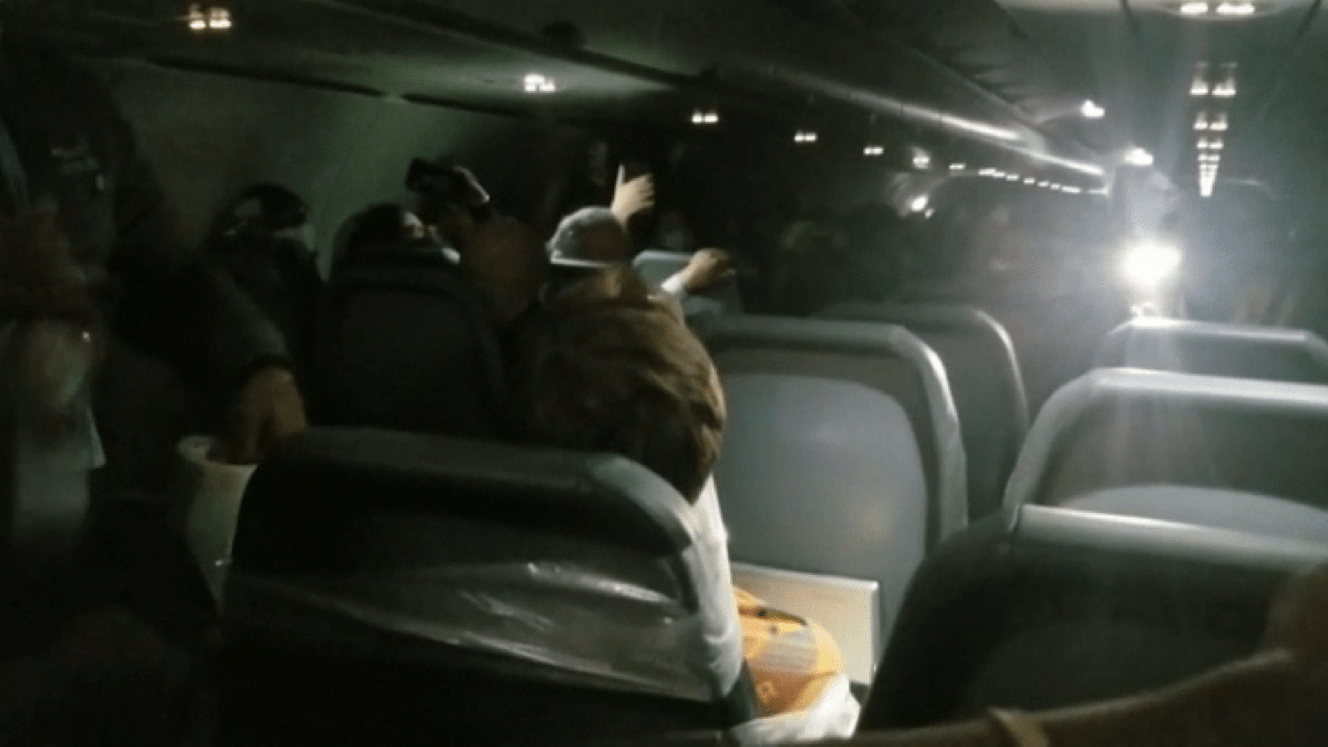 Mladíka v letadle přikurtovali k sedačce lepící páskou.