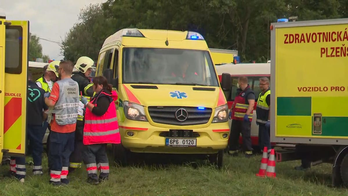 U vlakové nehody na Domažlicku zasahovaly desítky záchranářů.