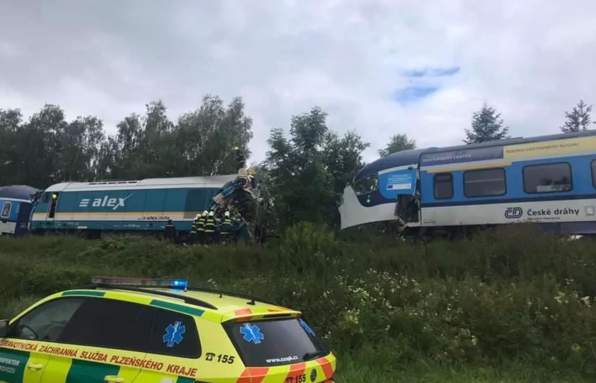 Při srážce zemřeli oba strojvedoucí a jeden cestující z lehčího regionálního vlaku RegioShark, který byl nárazem odražen zhruba 80 metrů.
