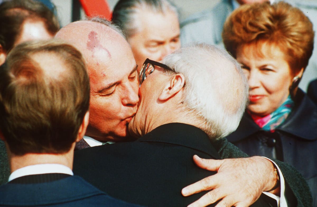 Gorbačov v roce 1989 se vítá s východoněmeckým lídrem Erichem Honeckerem.