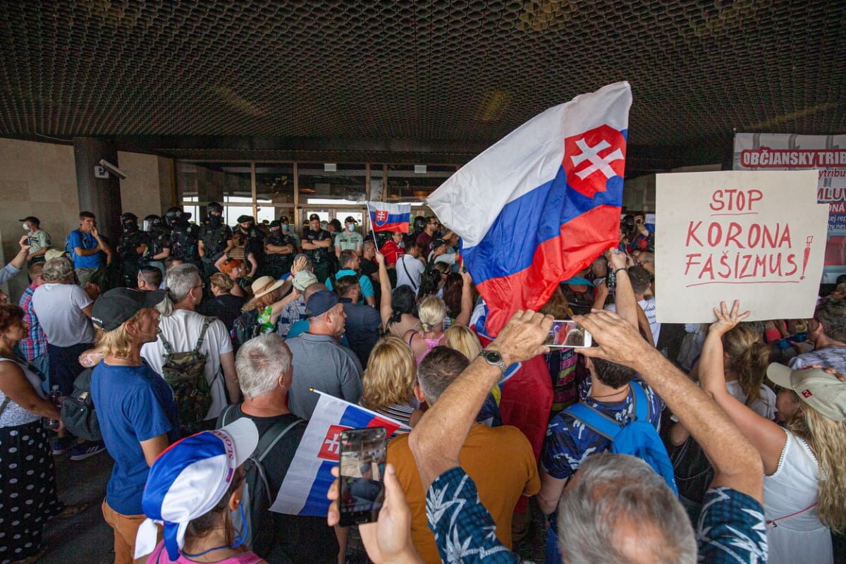 Odpůrci protikoronavirových opatření a očkování několik dní demonstrovali v Bratislavě.