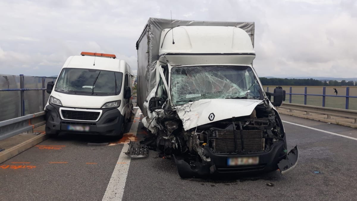 Dva lidé zemřeli při srážce nákladního automobilu a dodávky v Kunovicích na Uherskohradišťsku.