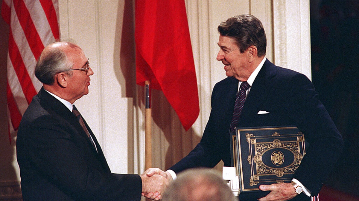 Michail Gorbačov (vlevo) v roce 1987 s Ronaldem Reaganem