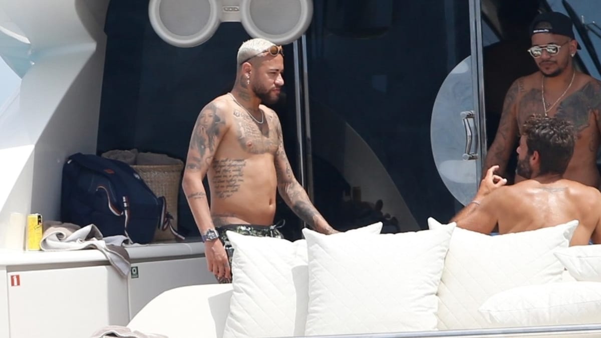 Brazilský fotbalista Neymar během dovolené na Ibize.