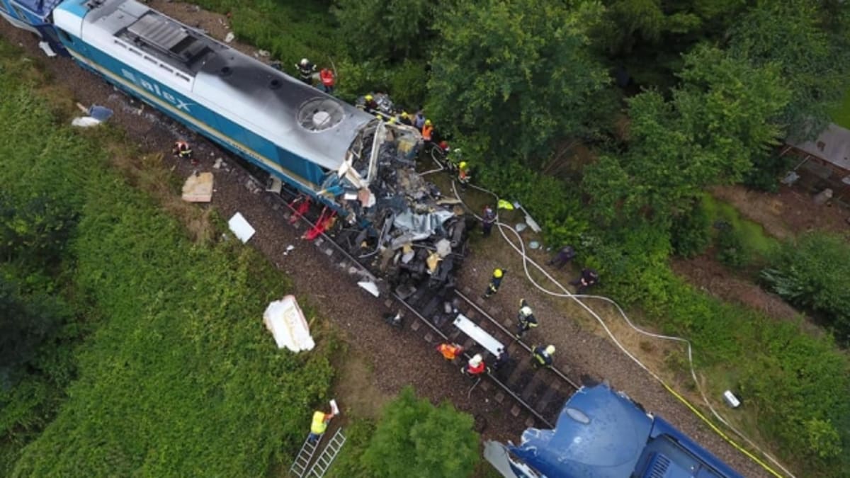 Ve středu se na trati u Domažlic srazily dva vlaky. Při střetu zemřeli oba strojvedoucí a jedna cestující.