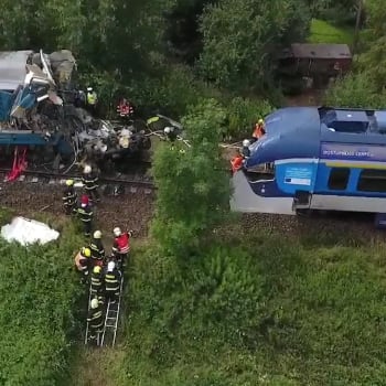 Při akci u železniční nehodu pomáhaly desítky hasičů.
