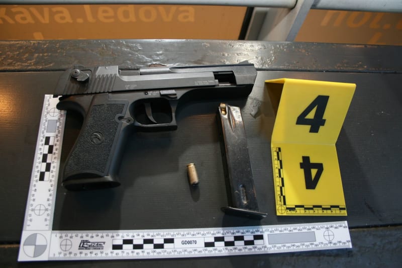 Muž střílel ze samonabíjecí krátké expanzní pistole a opakovací pistolové kuše.