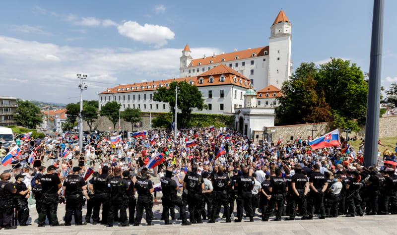 Odpůrci protikoronavirových opatření a očkování několik dní demonstrovali v Bratislavě. Snažili se dostat přímo do budovy Národní rady SR. V tom jim zabránila policie.