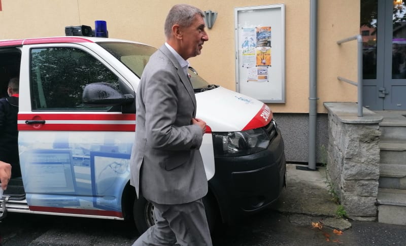 Premiér Babiš v mobilním očkovacím centru ve Vítkově v okrese Opava. Místní Romové nepřišli.