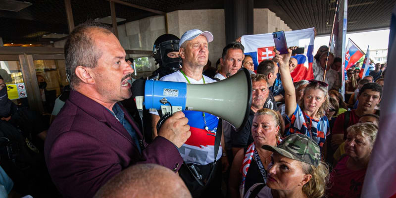 Mezi lídry demonstrace nemohl chybět předseda krajně pravicové Lidové strany Naše Slovensko Marian Kotleba.