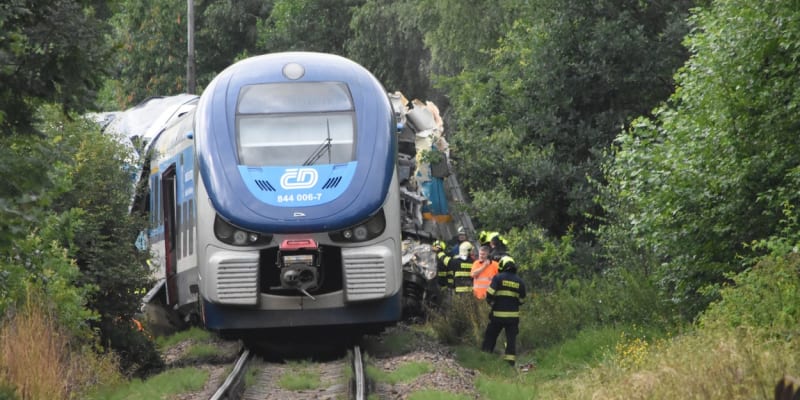 Nehoda vlaků na Domažlicku si vyžádala tři mrtvé a desítky zraněných.