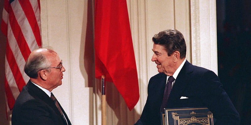 Gorbačov v roce 1987 s Ronaldem Reaganem