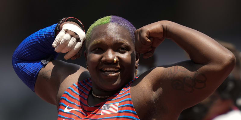 Raven Saundersová slaví zisk stříbrné olympijské medaile. 