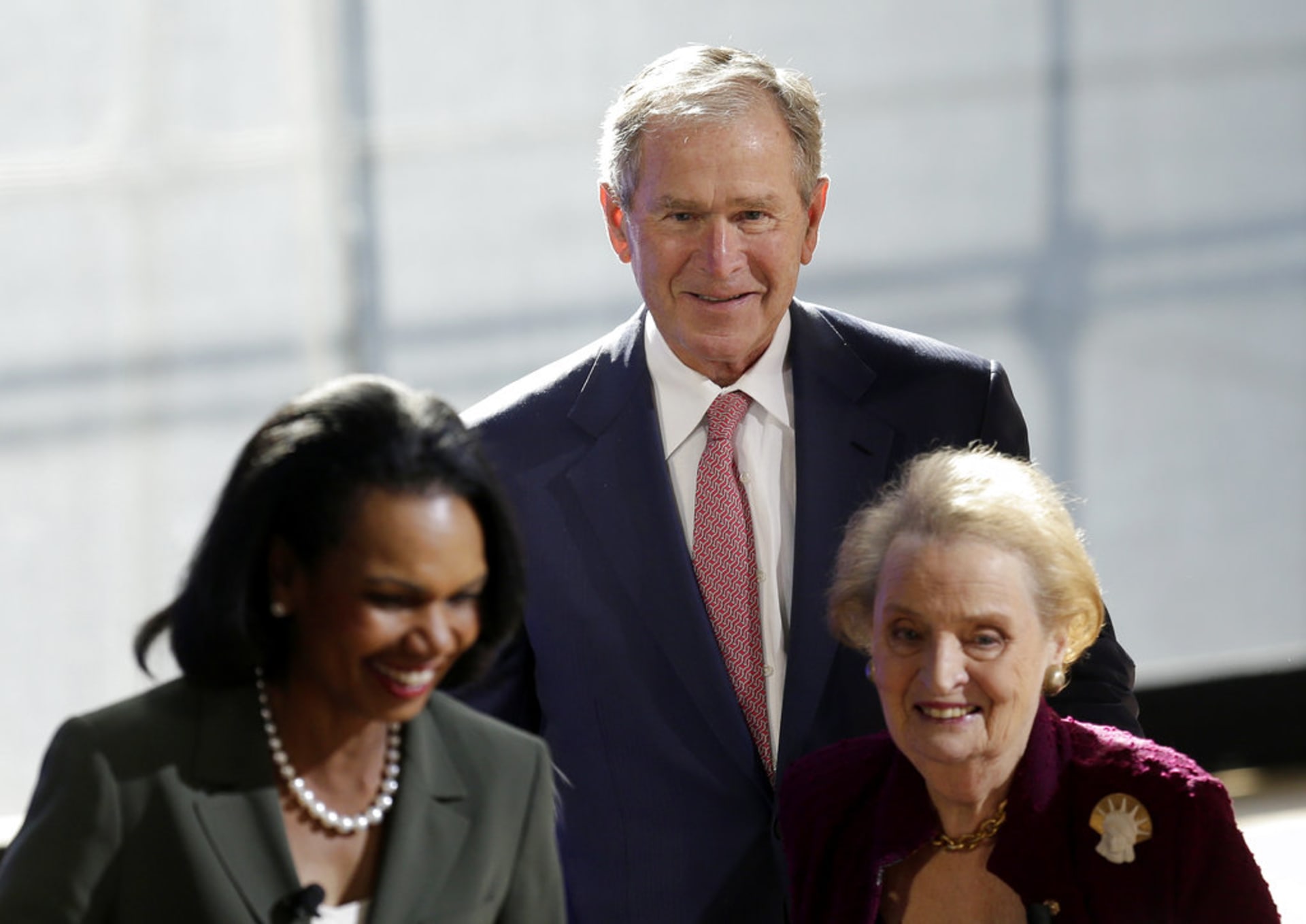 Madeleine Albrightová s bývalým prezidentem USA George W. Bushem a Condoleezzou Ricevou