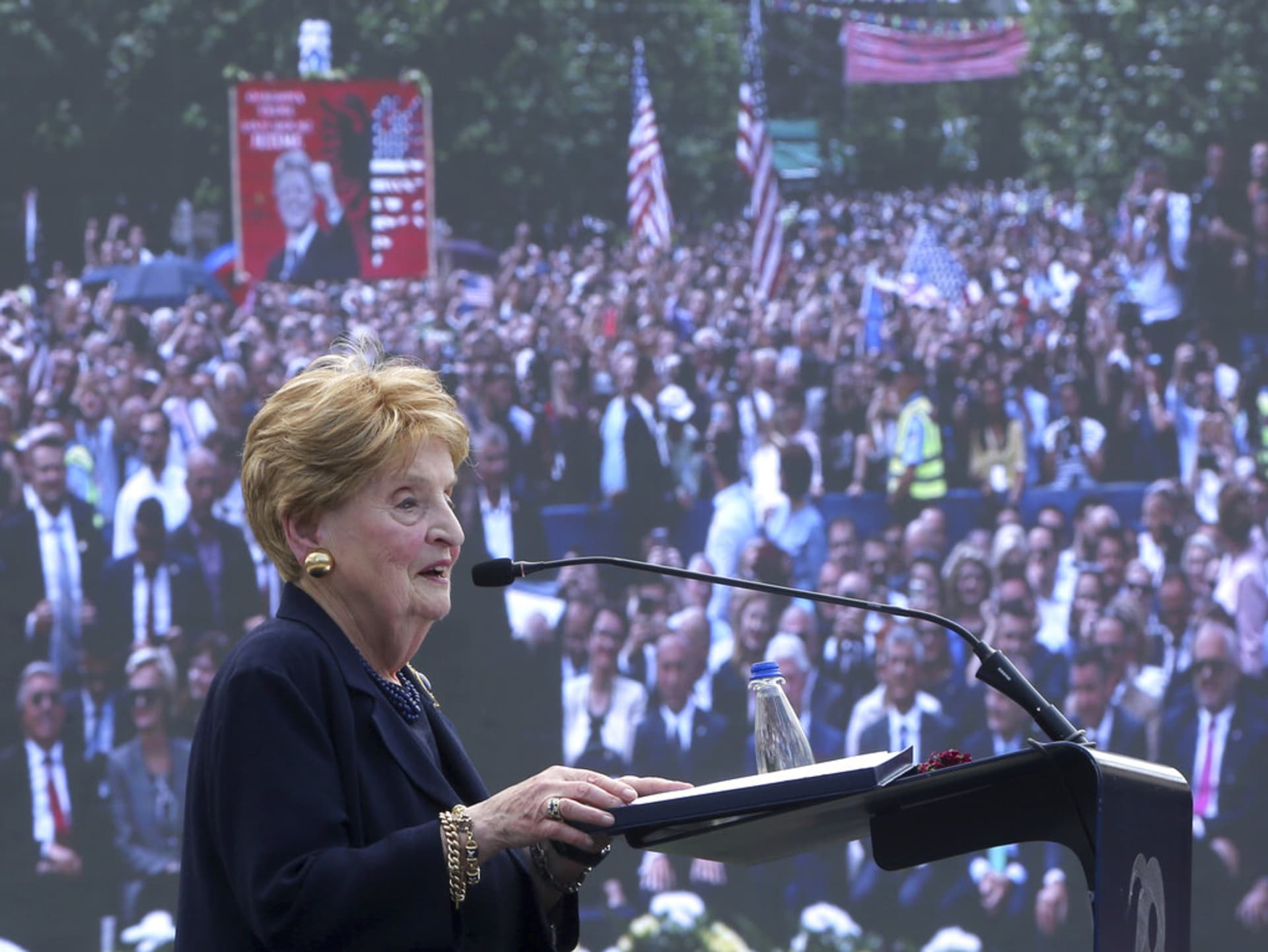 Madeleine Albrightová v kosovské Prištině v roce 2019 na 20. výročí zásahu vojsk NATO
