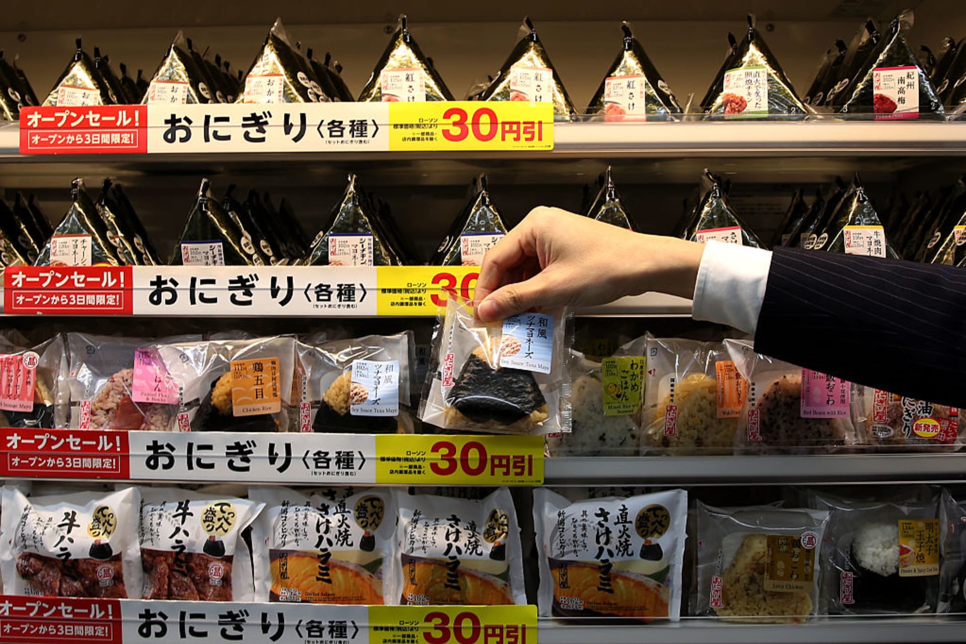 Konbini – japonské non-stop obchody nabízejí jídlo i vyžehlené košile.