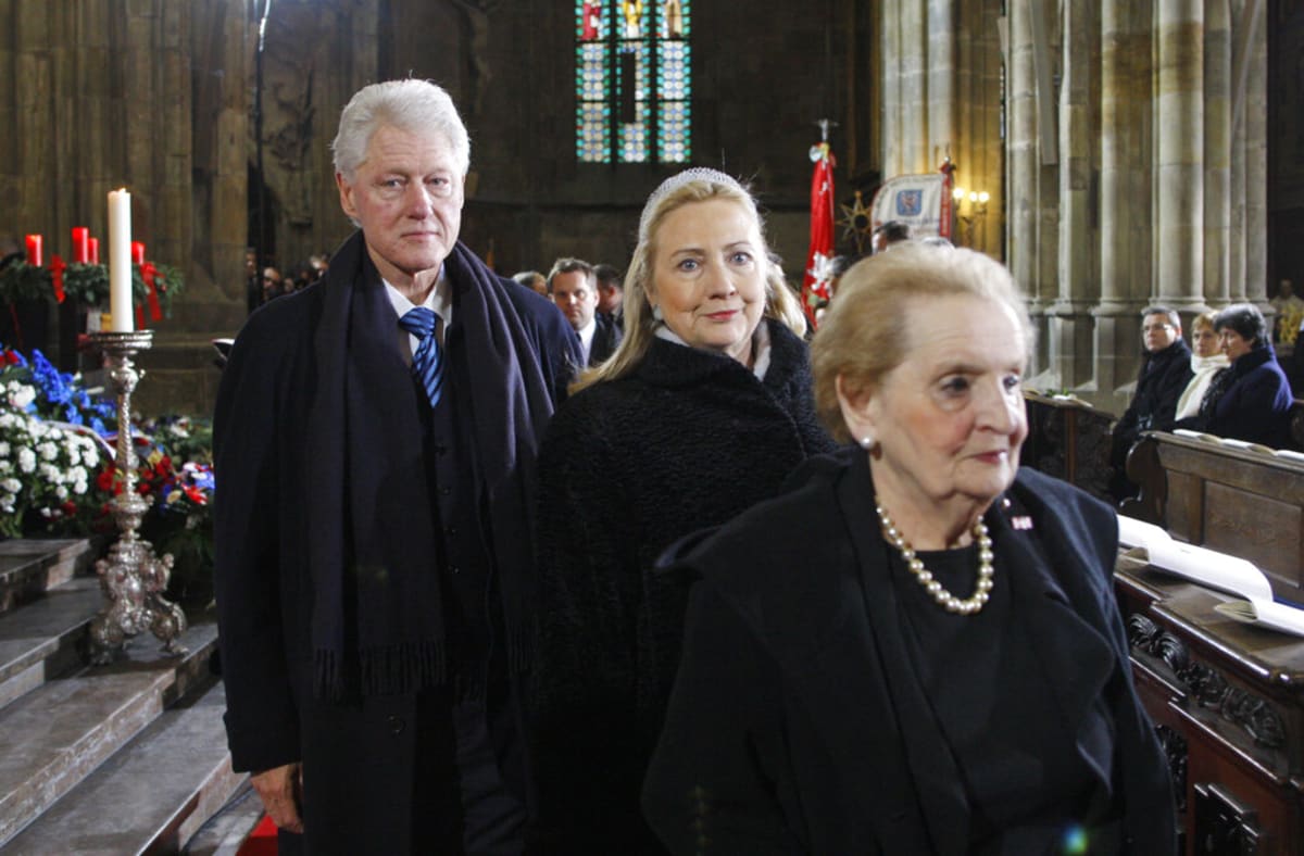 S Clintonovými na pohřbu Václava Havla v roce 2011
