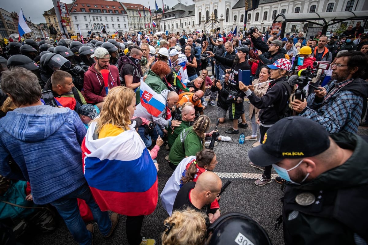 Záběry z protestů v Bratislavě. Demonstranti obsadili silnice, v akci je police.